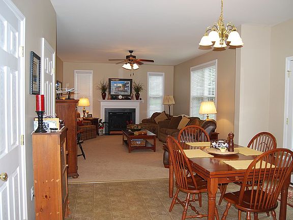 Eat-in kitchen/family room