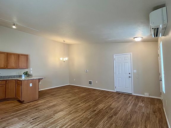 3rd image of 916-918 E 5th Ave