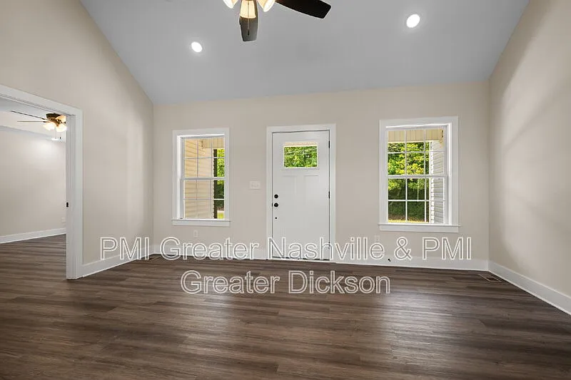 3 bed, 2.0 bath, 1372 sqft, $2,300 — Photo 4