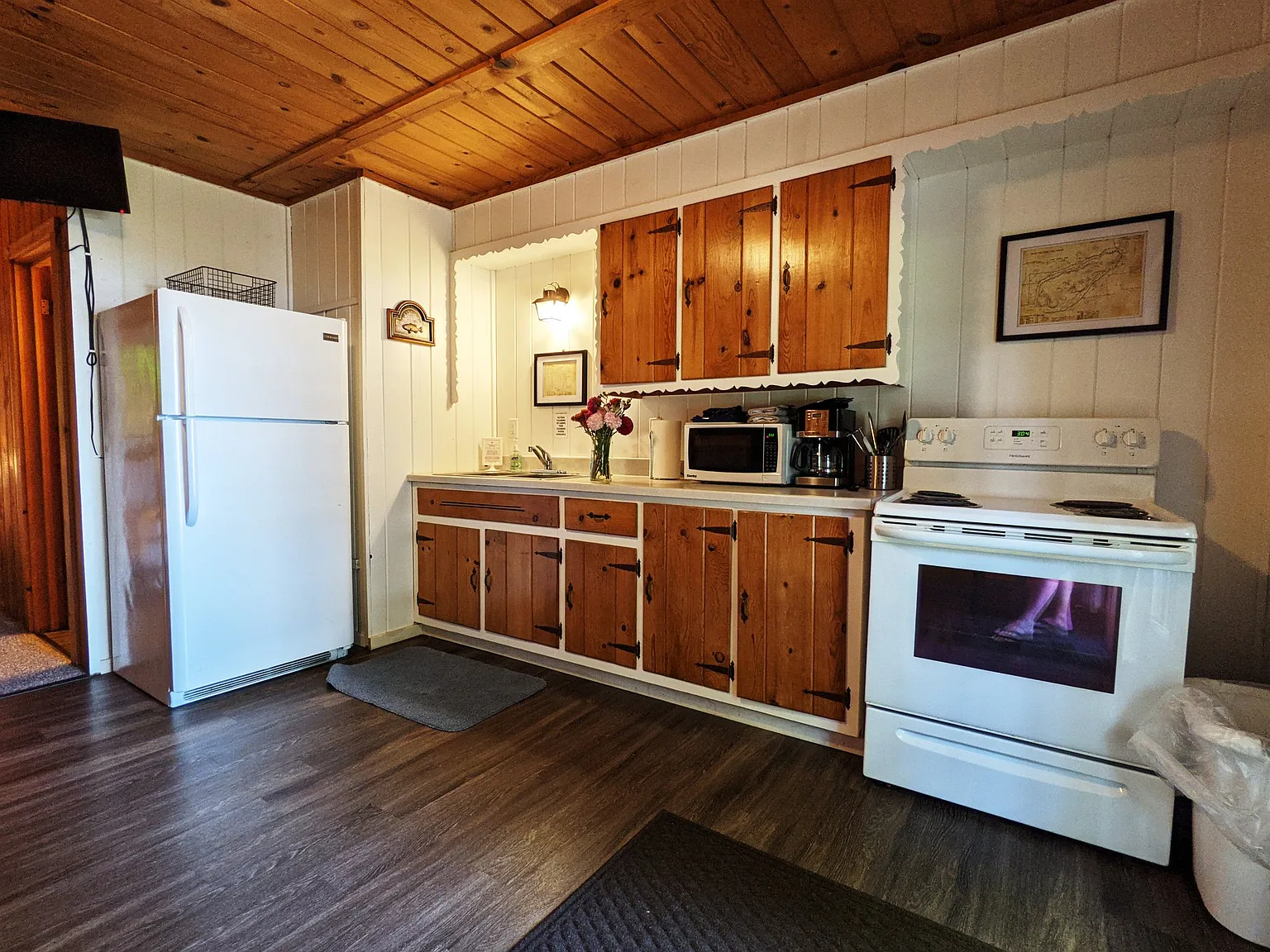 Furnished Lakeview Studio Cabin All Utilities & WiFi Included, Month-to-Month | Eagle River Area — Photo 3