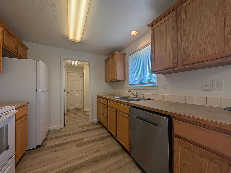 484 Helen St — Photo 9