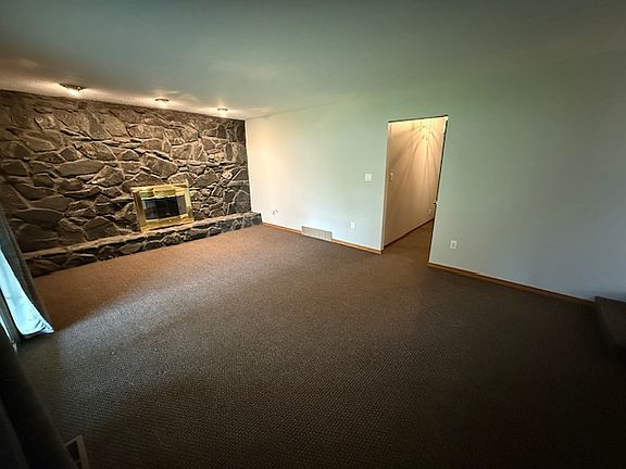 3rd image of 465 Calverton Pl
