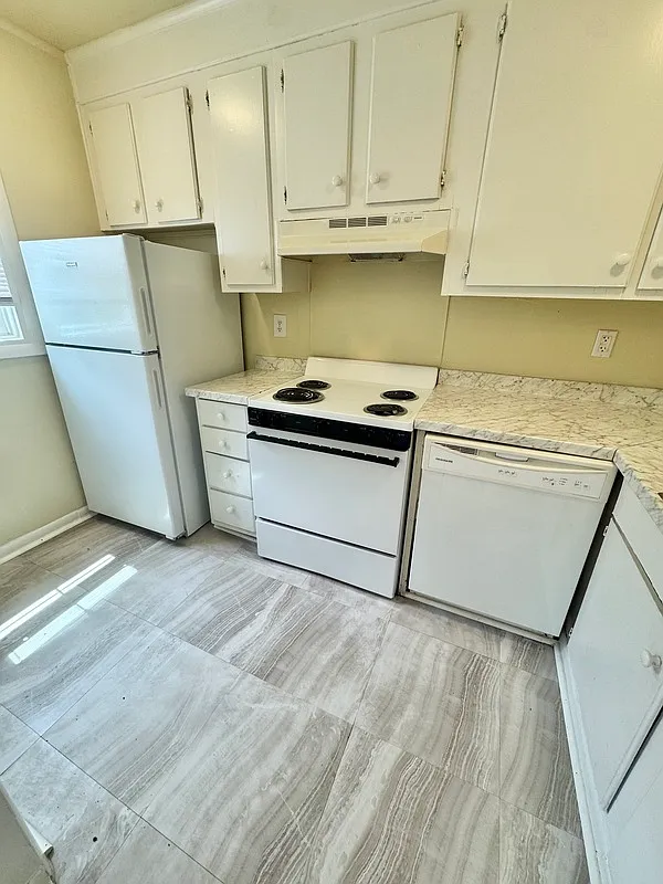 2 bed, 1.5 bath, 950 sqft, $1,295 — Photo 2