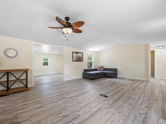 5th image of 2106 Laurel Dr