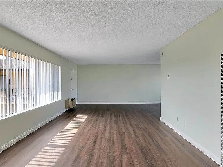 LA GRANADA APARTMENTS — Photo 16
