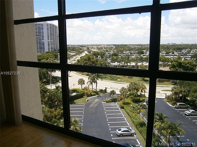 1st image of 600 Parkview Dr APT 925