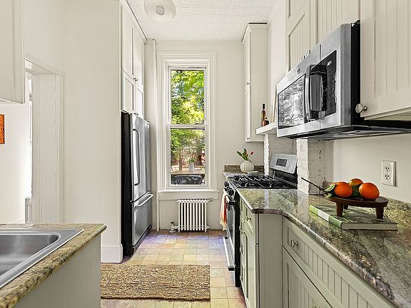 4th image of 467 11th St