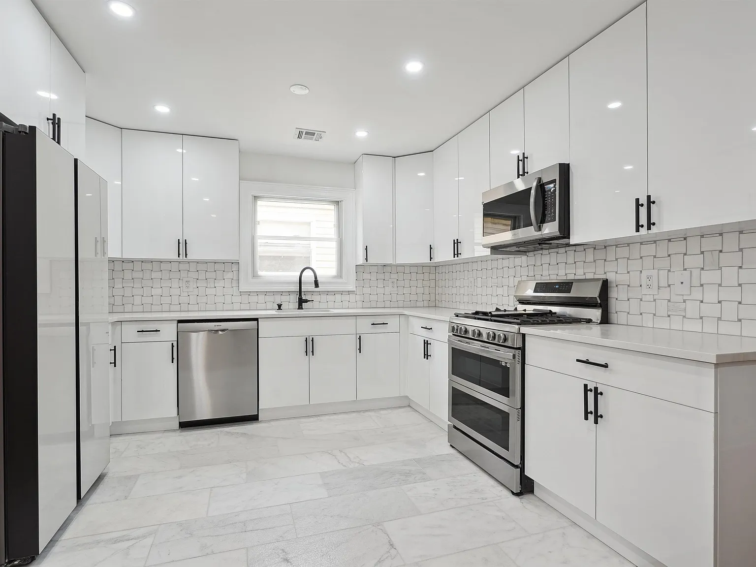 3 bed, 2.0 bath, 1400 sqft, $3,700 — Photo 1