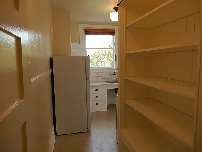 Lucretia Court Apartments — Photo 22