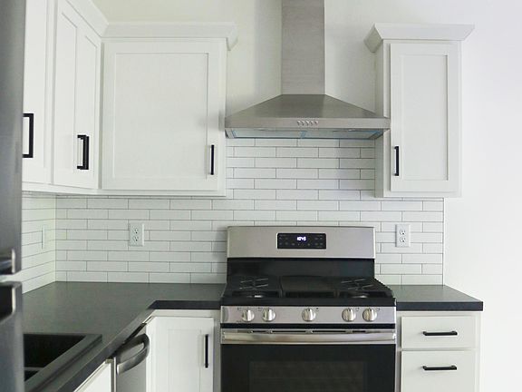 5th image of 392 Harbor Town Ct #1