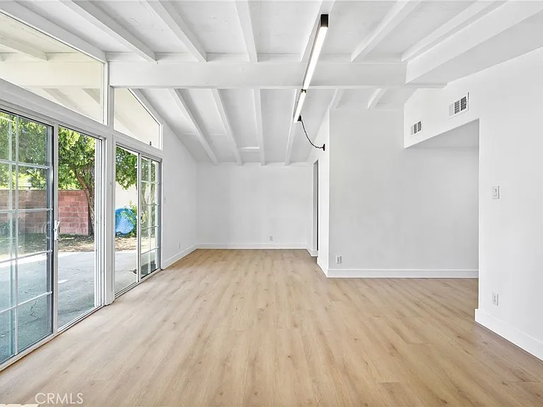 20321 Hamlin St — Photo 7