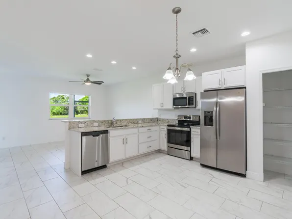 696 NE Waters Edge Lane, Port St Lucie, FL 34983