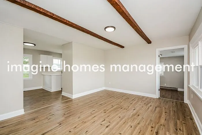 3 bed, 1.0 bath, 904 sqft, $1,795 — Photo 4