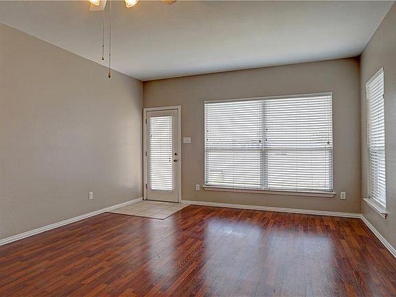 4th image of 944 Foxgrove Ln