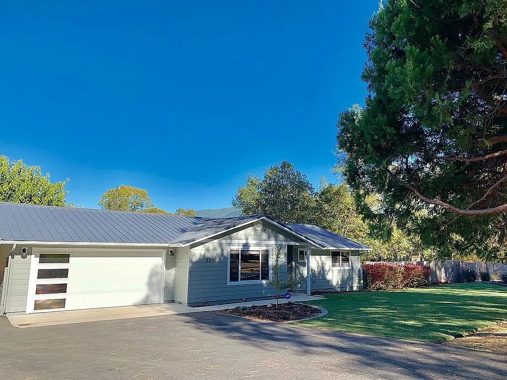 320 Acorn St photo 1