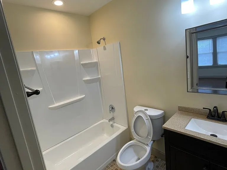 1404 E State St Apartments — Photo 7