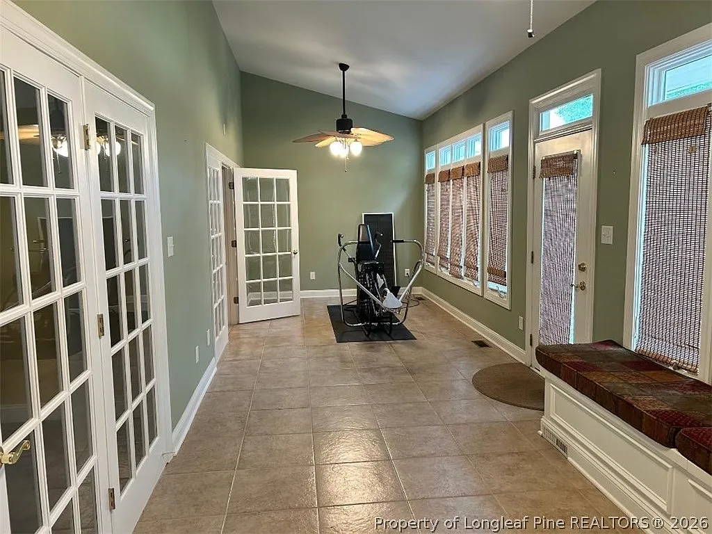 3 bed, 3.0 bath, 2424 sqft, $2,200 — Photo 3