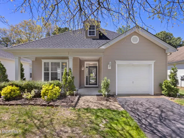 18 Amberwinds Court, Lakewood, NJ 08701