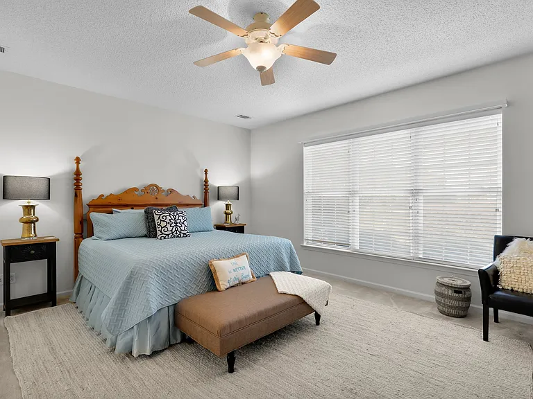 Primary with large room with reading area and temper-pedic style matress
