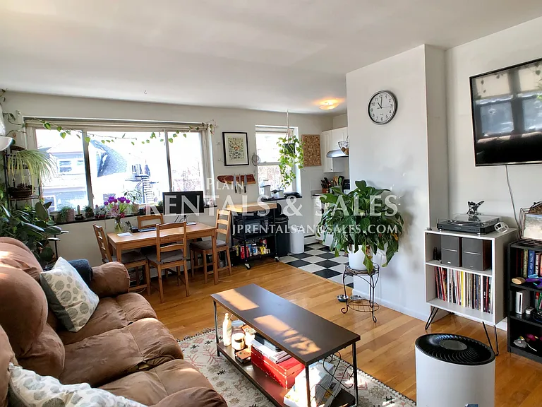 594 Centre St #5 — Photo 4