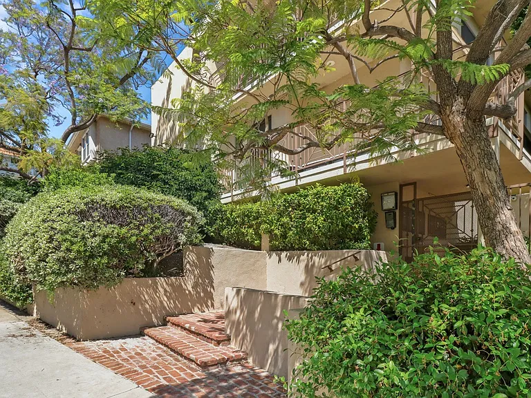 1226 McClellan Dr #12 — Photo 2