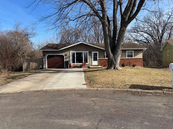 3 Brooklawn Ct, Pekin, IL 61554