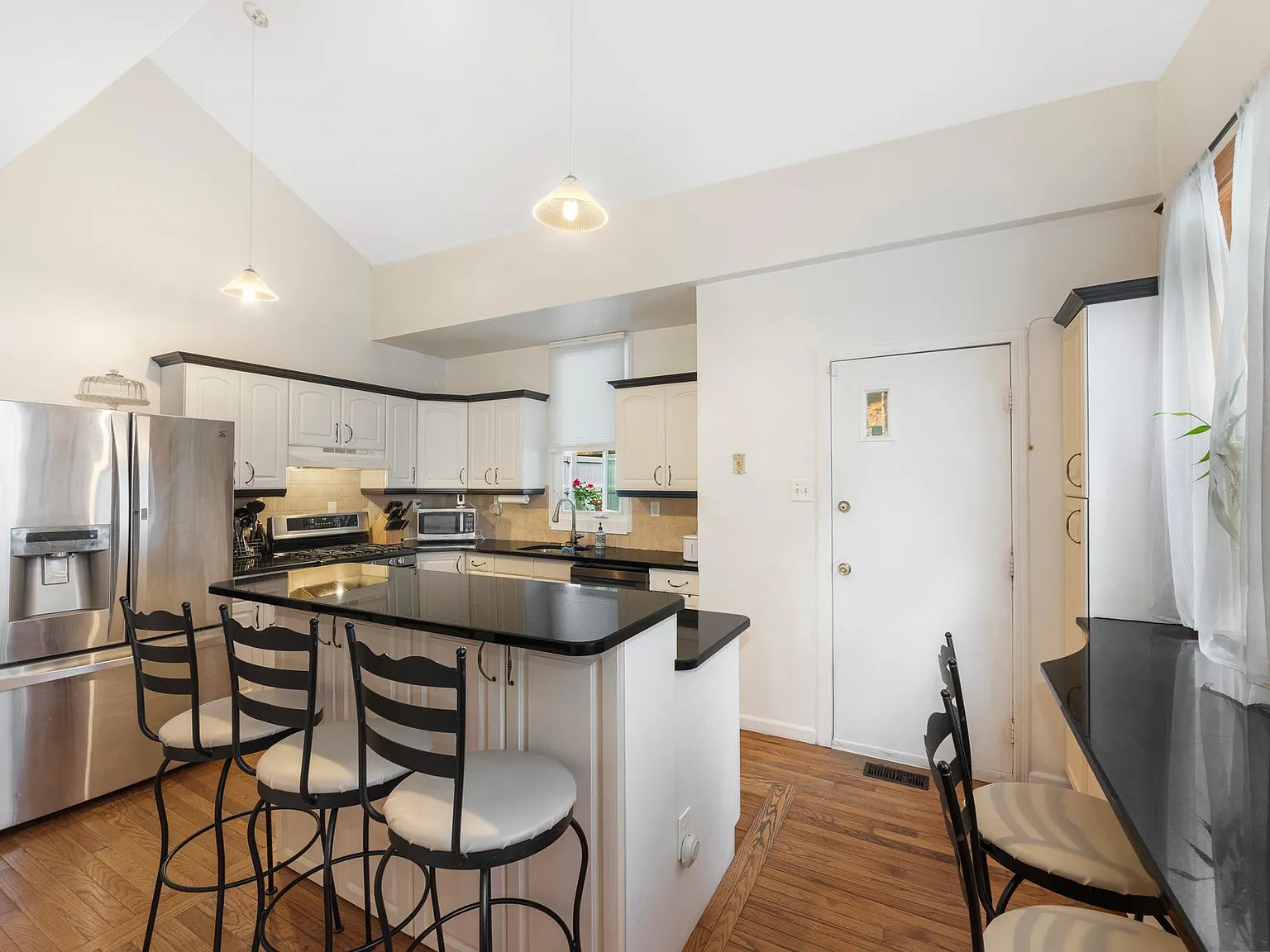 5 bed, 2.5 bath, 3050 sqft, $6,000 — Photo 3