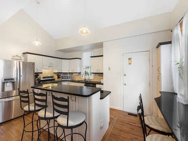 514 Warburton Ave — Photo 3