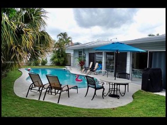 3rd image of 1241 Manor Dr