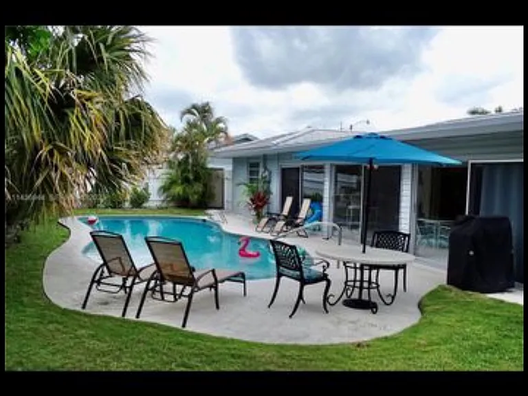 1241 Manor Dr — Photo 3