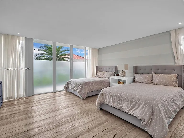 9501 Collins Ave #1 — Photo 29