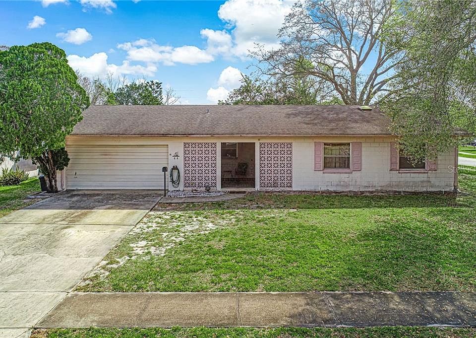 1st image of 44 Carriage Hill Cir