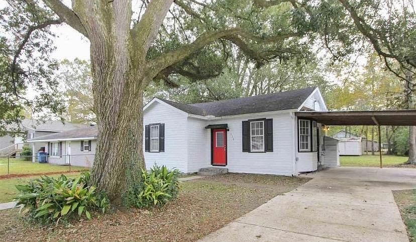 1st image of 310 Pinoak St