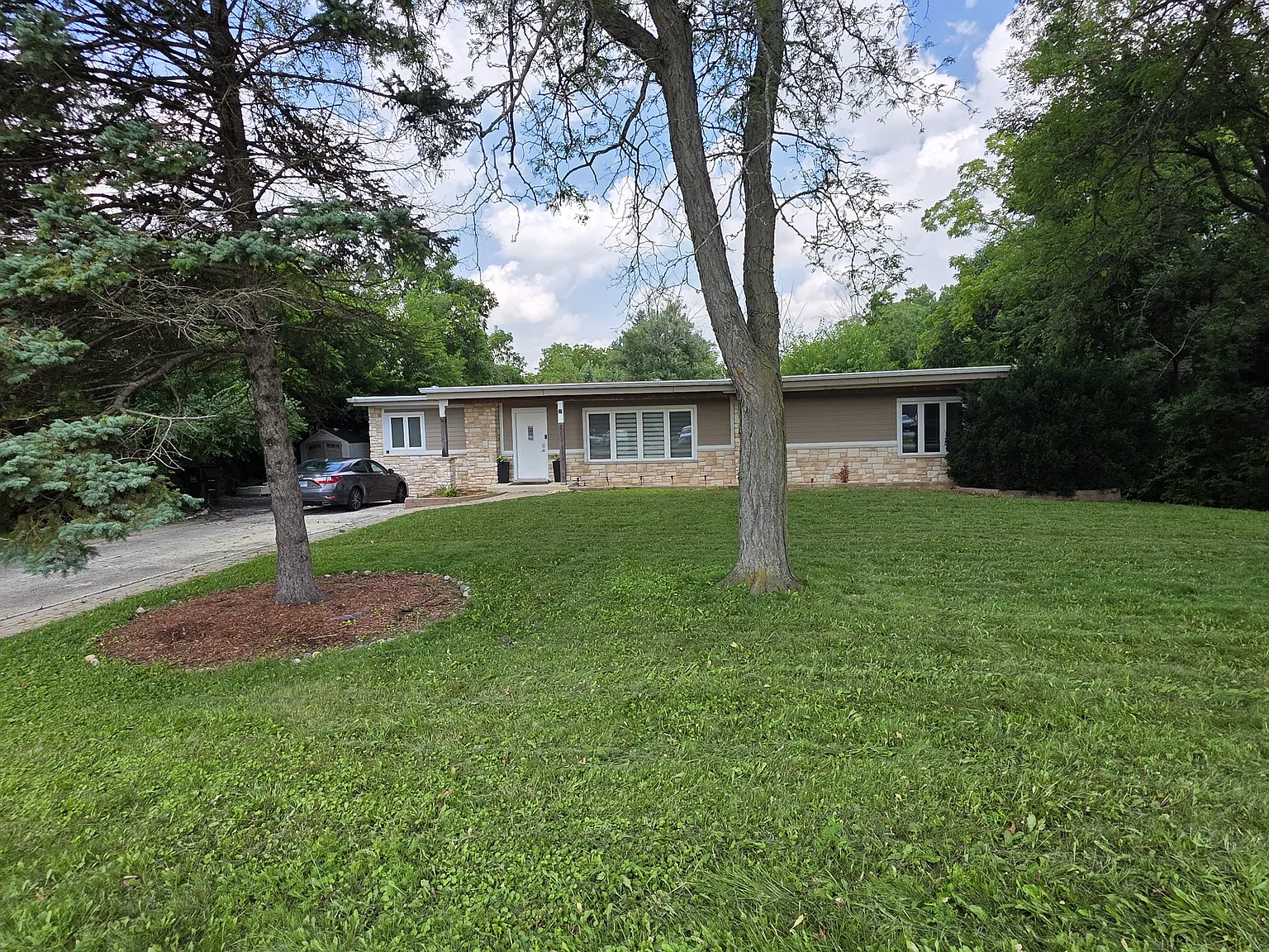 3 bed, 2.5 bath, 2100 sqft, $3,600 — Photo 3