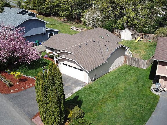 3rd image of 1228 NE Magnum Ct