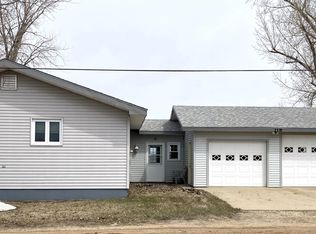 318 E Lakeshore Dr, Waubay, SD 57273