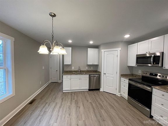 5th image of 1324 Hill St