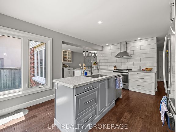 2nd image of 19 Collegeview Cres