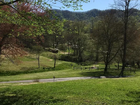 (undisclosed Address), Franklin, NC 28734