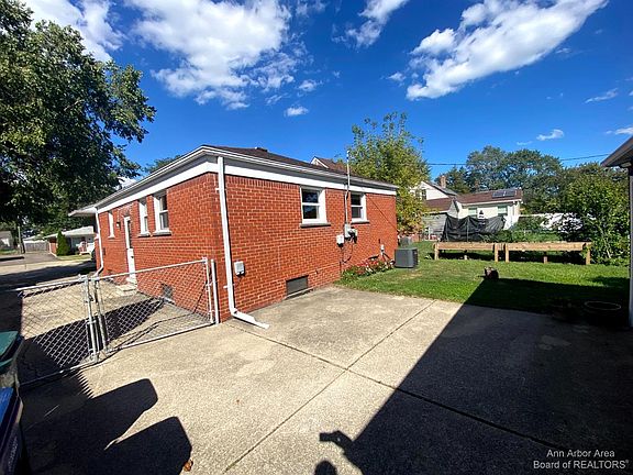 2nd image of 1631 London Ave