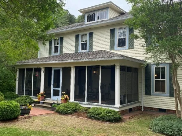 228 Church St, Mathews, VA 23109