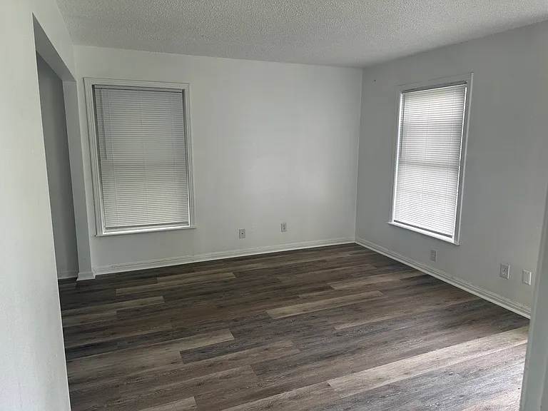 1104 Duncan Ave — Photo 2