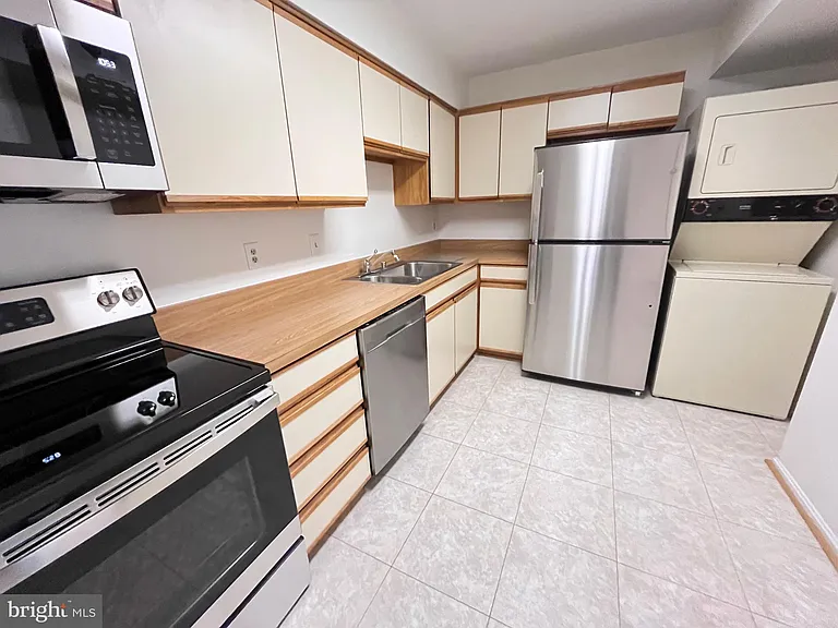 15100 Interlachen Dr #815 — Photo 8