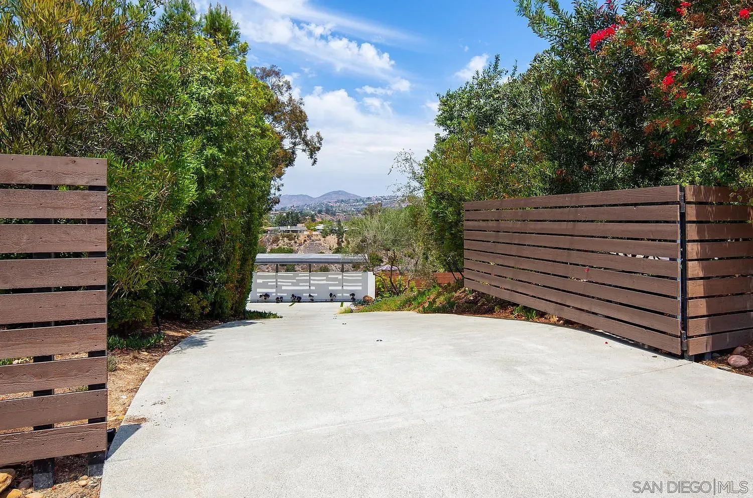 5 bed, 5.5 bath, 5675 sqft, $13,750 — Photo 2
