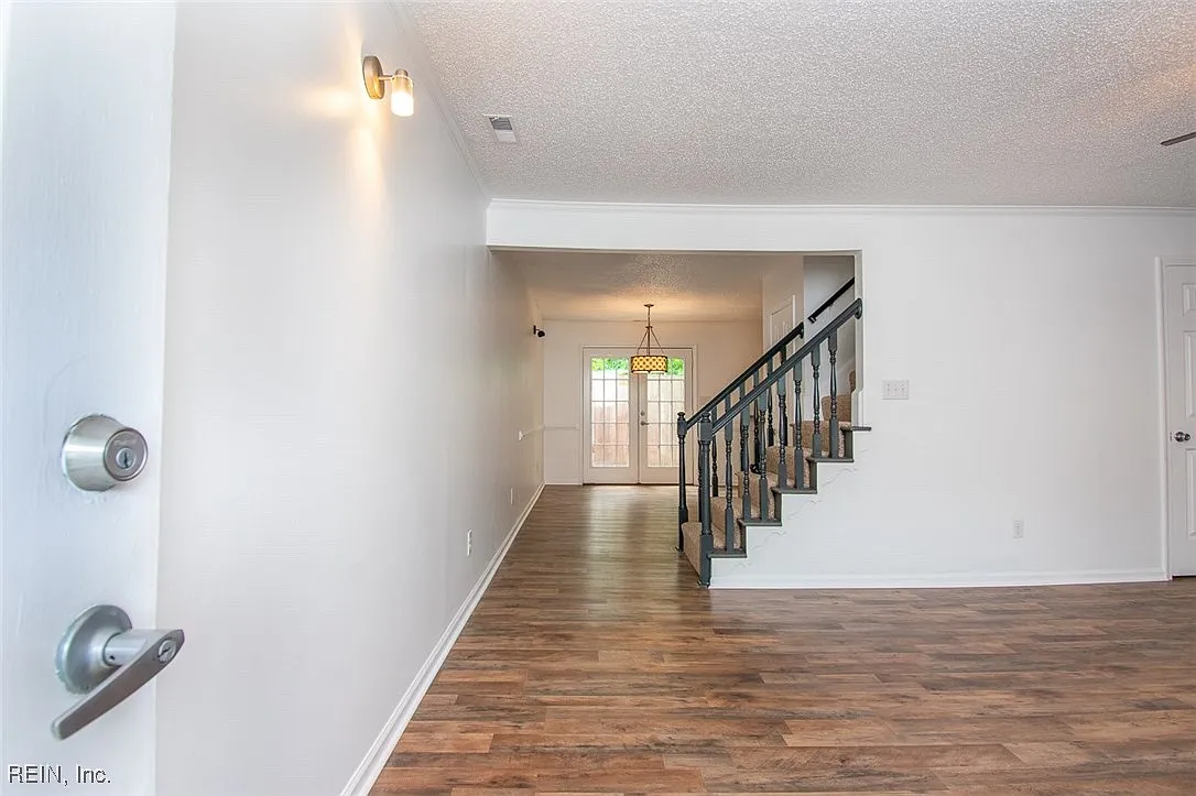 3 bed, 2.5 bath, 1760 sqft, $2,599 — Photo 3