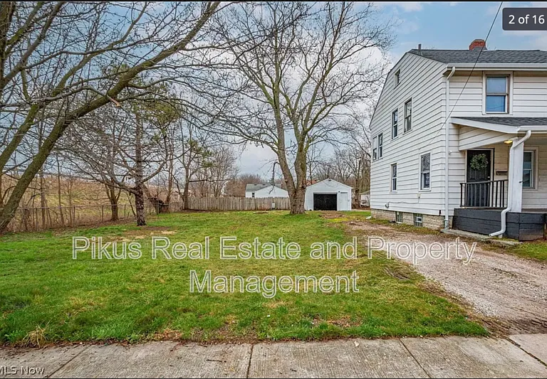 1033 Chandler Ave — Photo 2