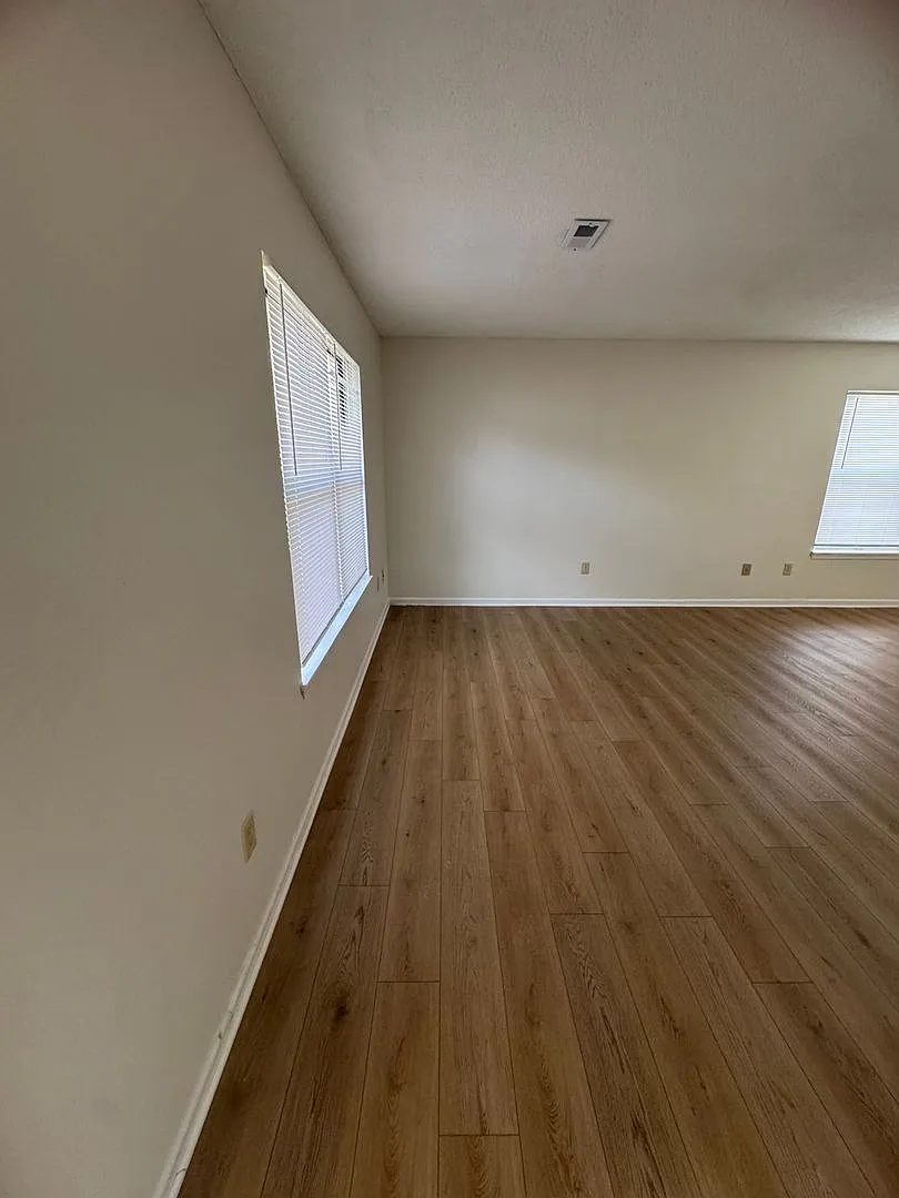 675-677 W. Country Squire Ct. — Photo 3