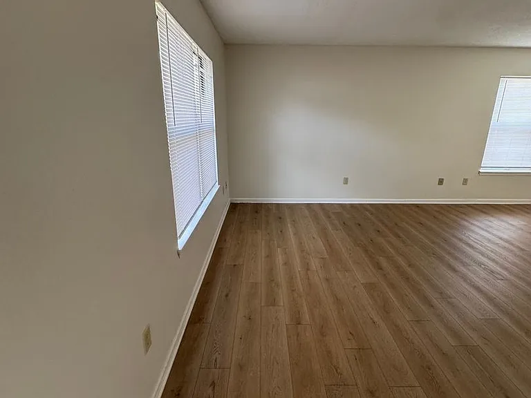 675-677 W Country Squire Ct — Photo 3