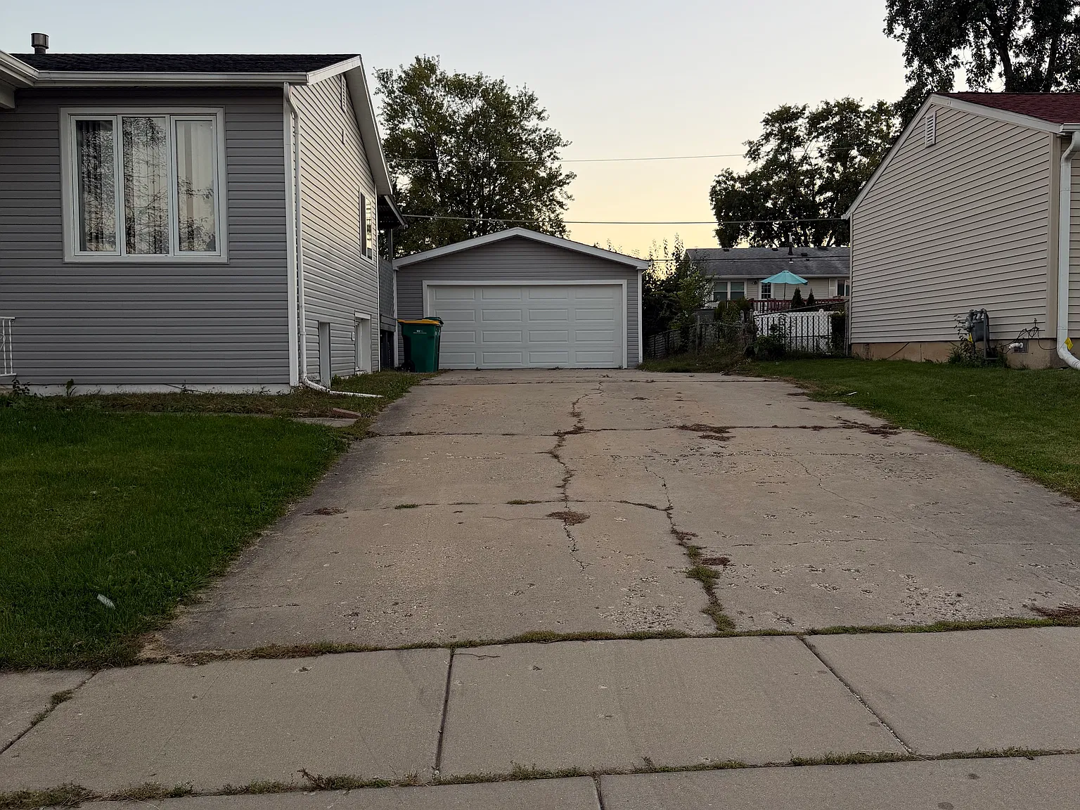 305 Karen Ave — Photo 2