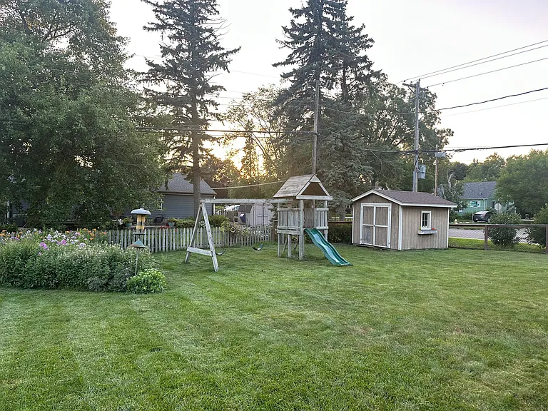 1911 Simpson St — Photo 30